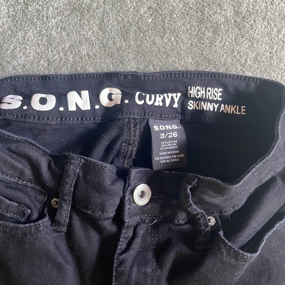 Juniors black stretchy distressed black jeans size 3 - Picture 3 of 4